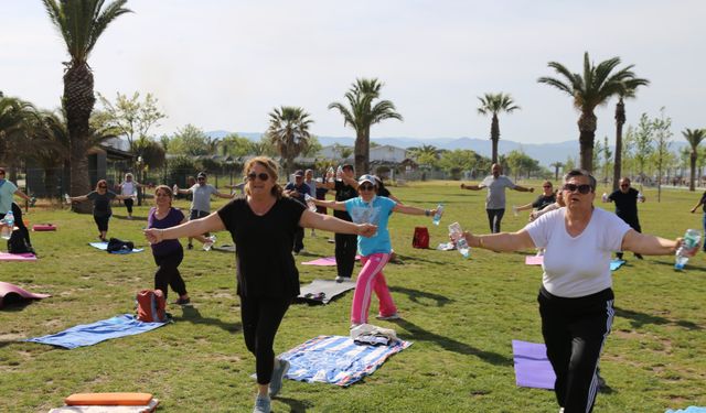 Kazdağlarının eteklerinde her gün yüzlerce kişi sahilde spor yapıyor