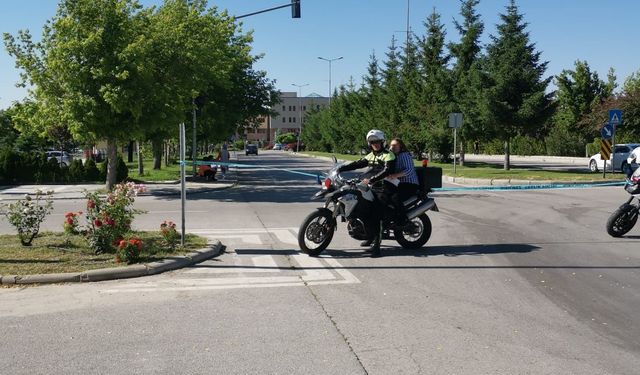 Geç kalan öğrenciyi polis yetiştirdi!