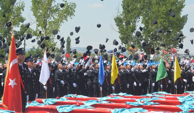 Balıkesir Polis Meslek Yüksekokulu’nda mezuniyet heyecanı yaşandı