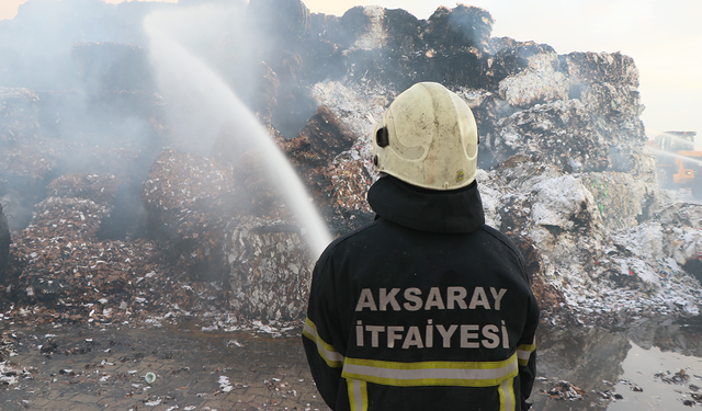 500 ton kağıt yanarak kül oldu