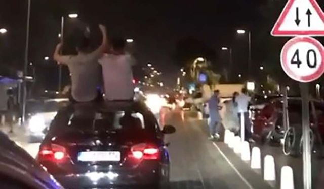 Trafikte 'sunroof' eğlencesi pes dedirtti