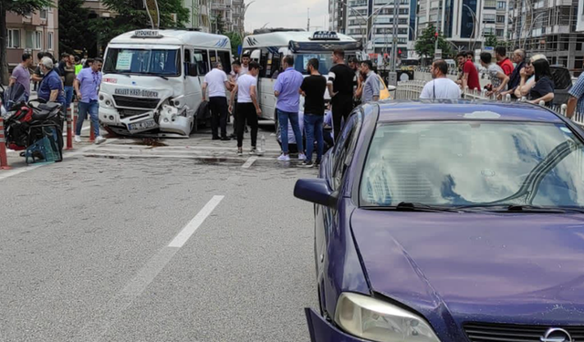 9 araç birbirine girdi! Zincirleme trafik kazasında 19 yaralı..