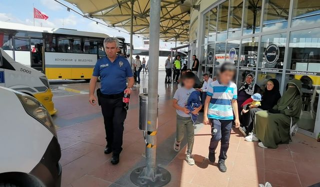 "Üvey babamız var bize şiddet uyguluyor. Biz de kaçtık"