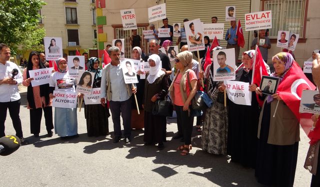 Evlatlarına kavuşan iki aile, soluğu eylemde oldukları çadırda ailelerin yanında aldı