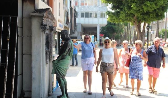 Heykeli önce tekmeledi, sonra yaktı!