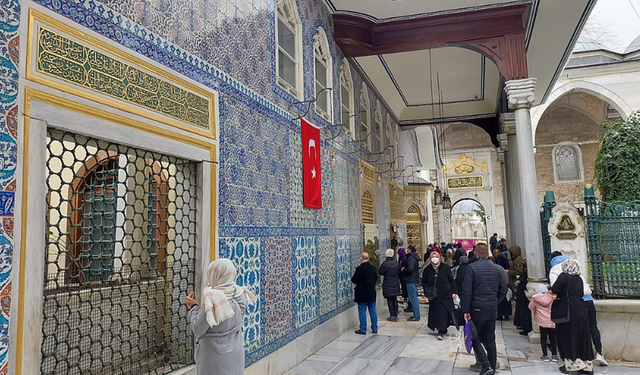 Eyüp Sultan Türbesi'ne çekiçli saldırı