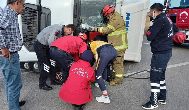Bandırma'da kadın kamyon sürücüsü kazada yaralandı