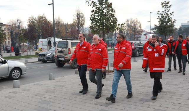 Kızılay, Düzce’de depremden etkilenen vatandaşlara gıda ve barınma hizmeti verdi