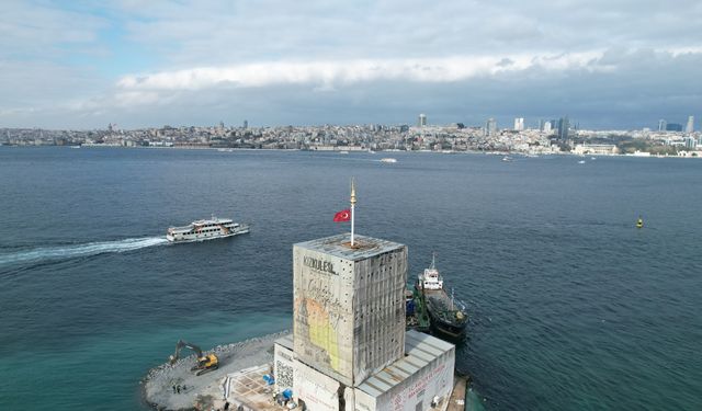 Kız Kulesi’nde Türk Bayrağı ve alem ortaya çıktı