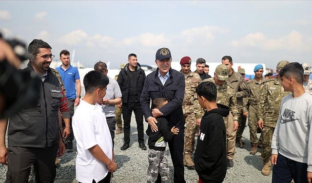 Bakan Akar Hatay’da depremzedelerle çadır kentte bir araya geldi