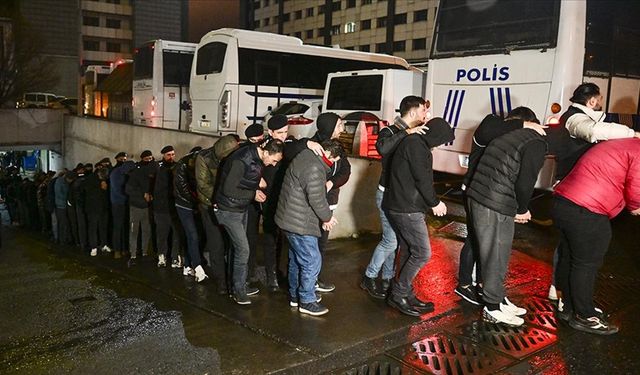 İstanbul'da düzenlenen "Kökünü Kurutma Operasyonu"nda yakalanan 161 zanlı adliyeye sevk edildi