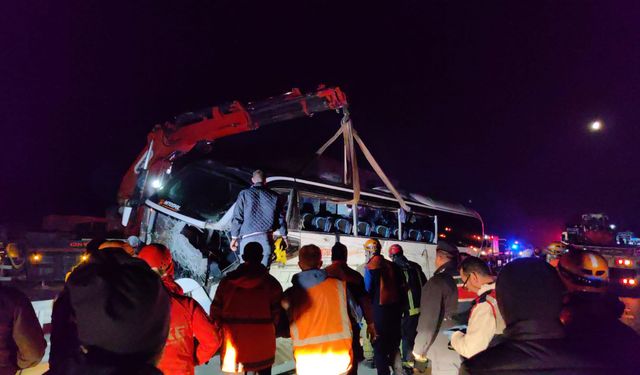 Devrilen öğrenci dolu otobüste bilanço ağır oldu