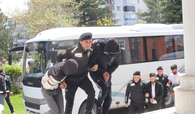 'Kökünü Kurutma' operasyonunda yakalanan 112 kişi adliyeye sevk edilmeye başlandı