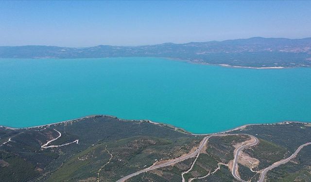 Alg patlamasıyla rengi turkuaza dönen İznik Gölü dronla görüntülendi