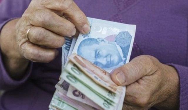 En düşük emekli aylığının 12 bin 500 lira olmasını içeren kanun teklifi komisyonda kabul edildi