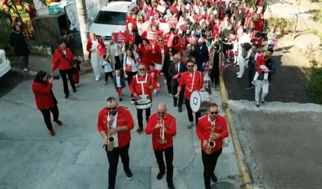 Bursa’da miniklerden Cumhuriyet yürüyüşü