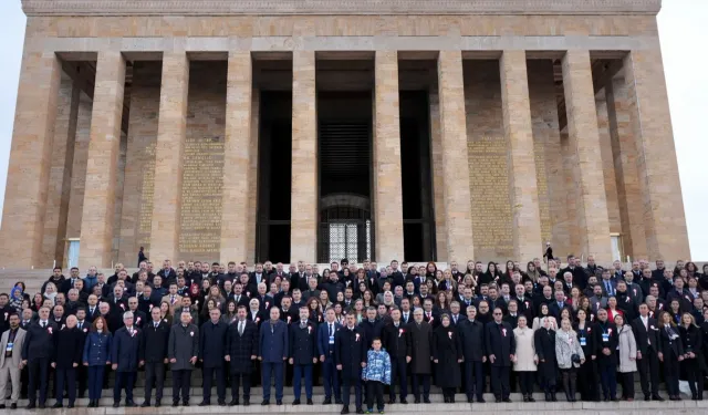 Bakan Tekin 81 ilin öğretmenleri ile Ata'nın huzurunda