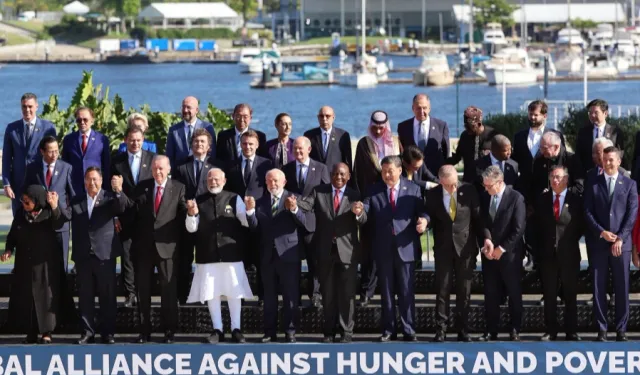 G20'de aile fotoğrafında el ele poz