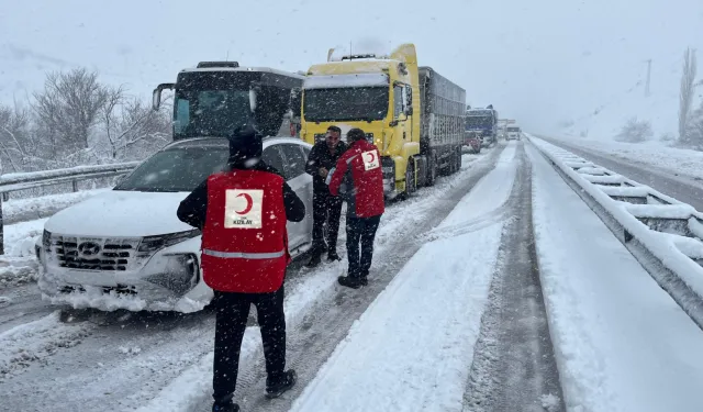 Kızılay yolda kalanların yanında!