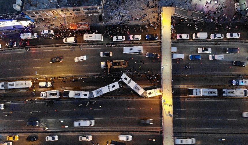 Korkunç bir kaza meydana geldi, metrobüsler kafa kafaya çarpıştı: Yaralı sayısı 99'a yükseldi