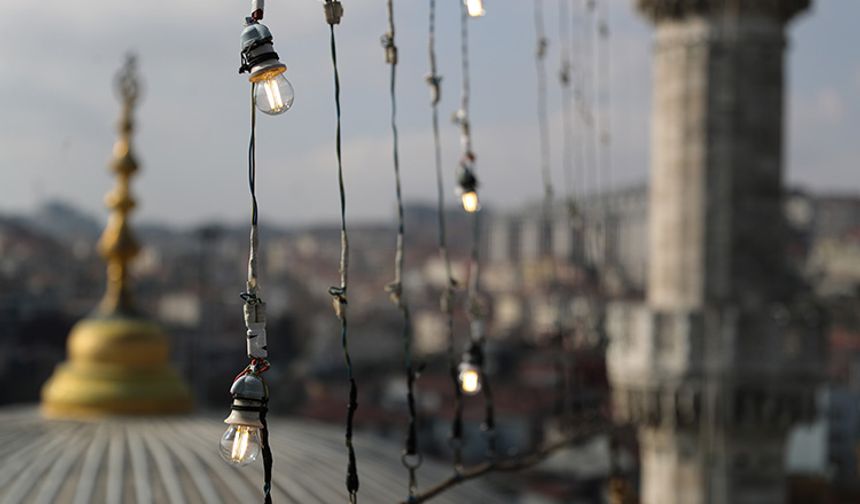 Ramazan ayının süsü "mahyalar" İstanbul'daki camilere asılmaya başlandı