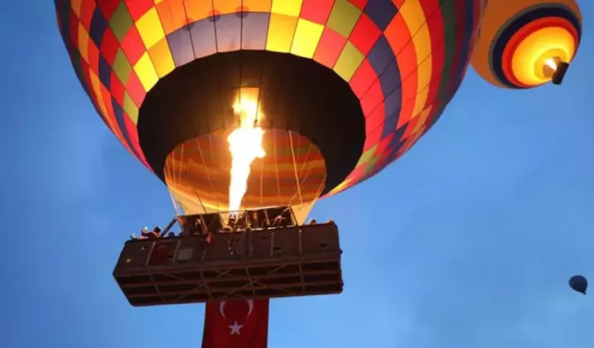 Kapadokya'da balonlar, Türk bayraklarıyla havalandı