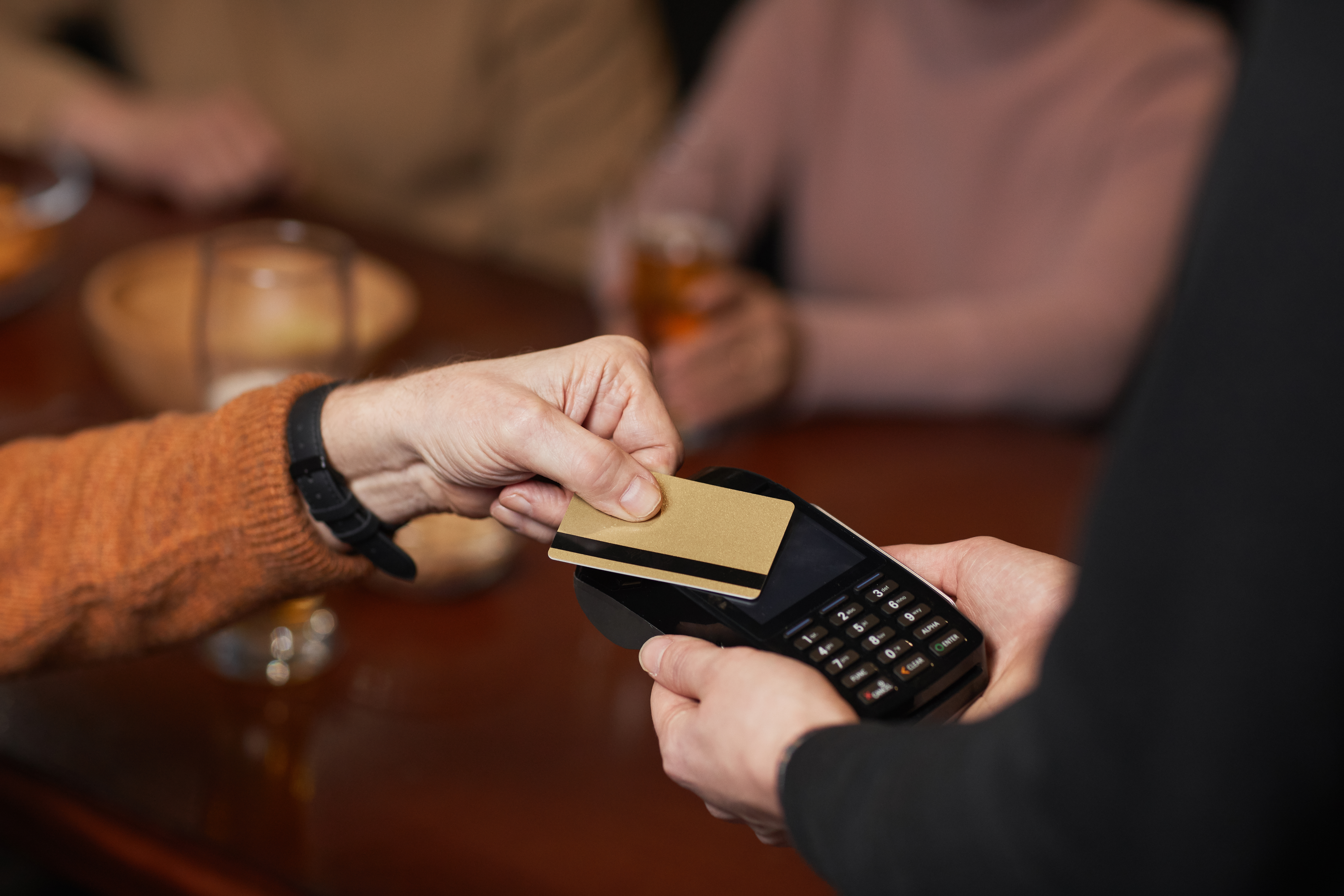 Man-paying-with-credit-card-in-bar-1014724-1