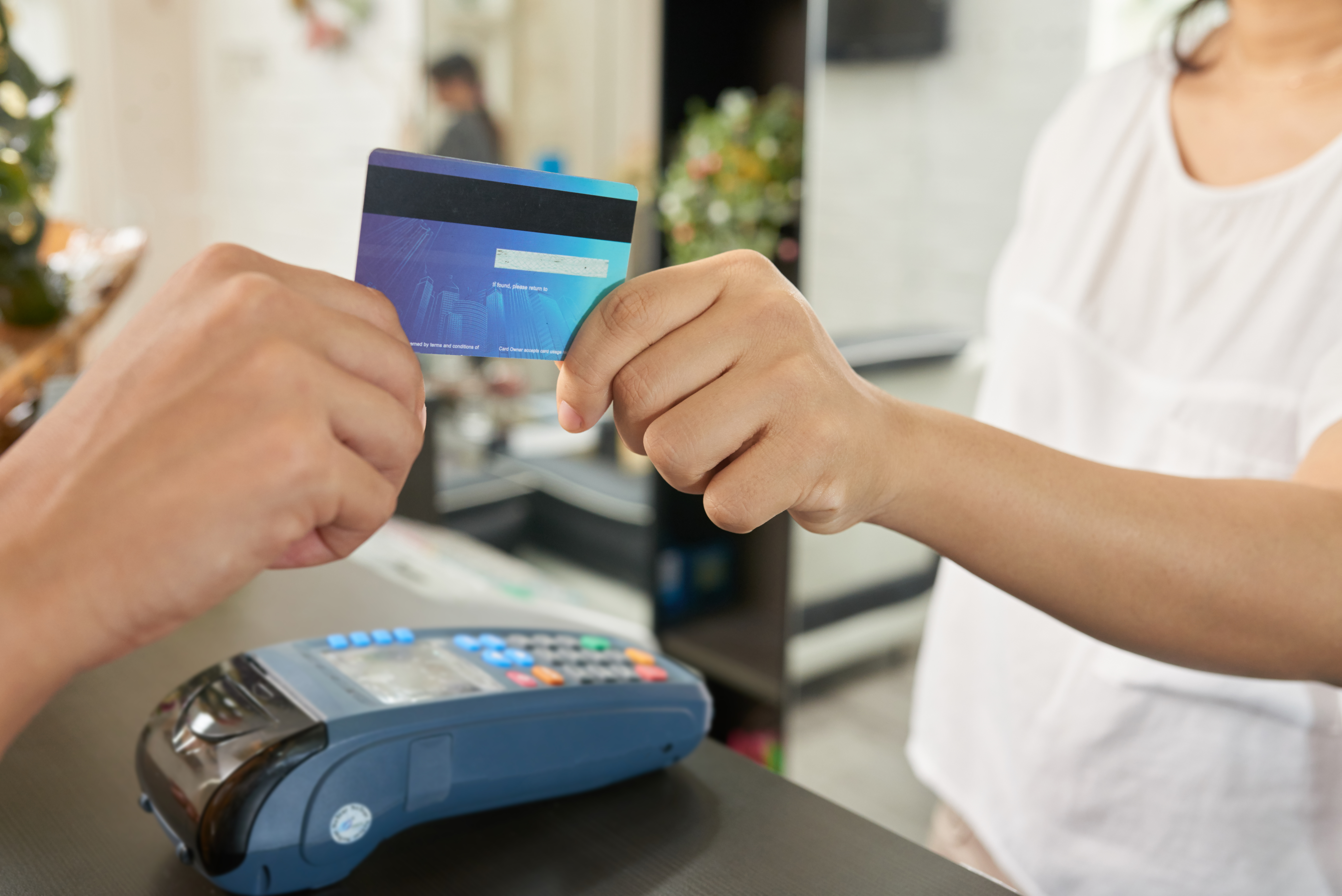 Paying-with-credit-card-527108-1